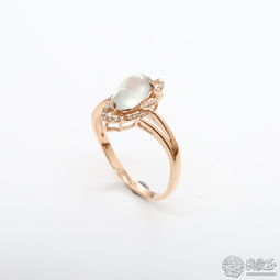 匠心独运，璀璨个性 18K玫瑰金镶嵌与翡翠蛋面戒指的定制艺术