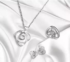 佩戴珠宝首饰，让您美丽一夏